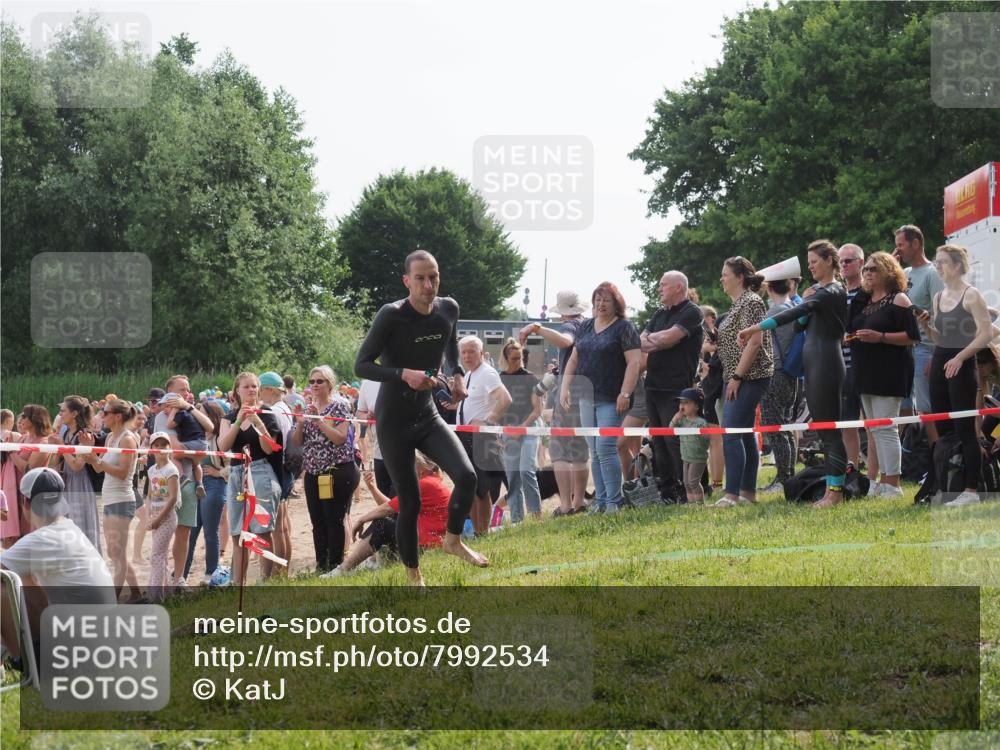15.06.2025 - 27. Vierlanden-Triathlon KatJ http://msf.ph/oto/7992534 15.06.2025 09:53:11 Schwimmen 265, 328 meine-sportfotos.de