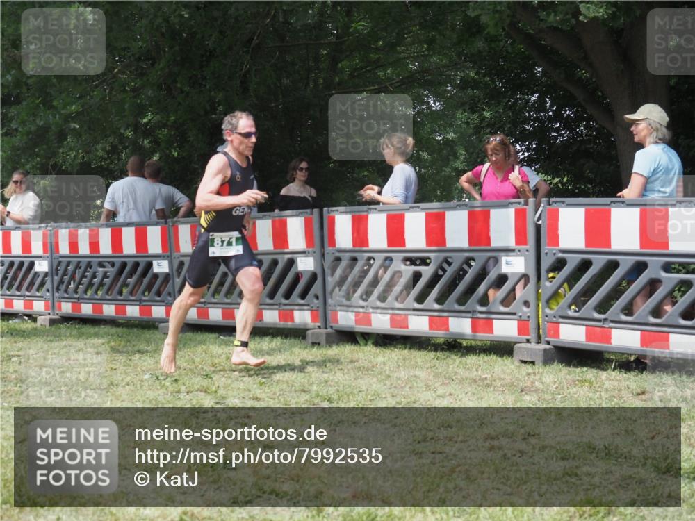 21.06.2025 - 27. Vierlanden-Triathlon KatJ http://msf.ph/oto/7992535 15.06.2025 12:30:43 Ziel 871 meine-sportfotos.de