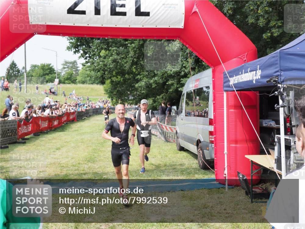 21.06.2025 - 27. Vierlanden-Triathlon MichiJ http://msf.ph/oto/7992539 15.06.2026 11:15:20 Ziel 340, 383 meine-sportfotos.de