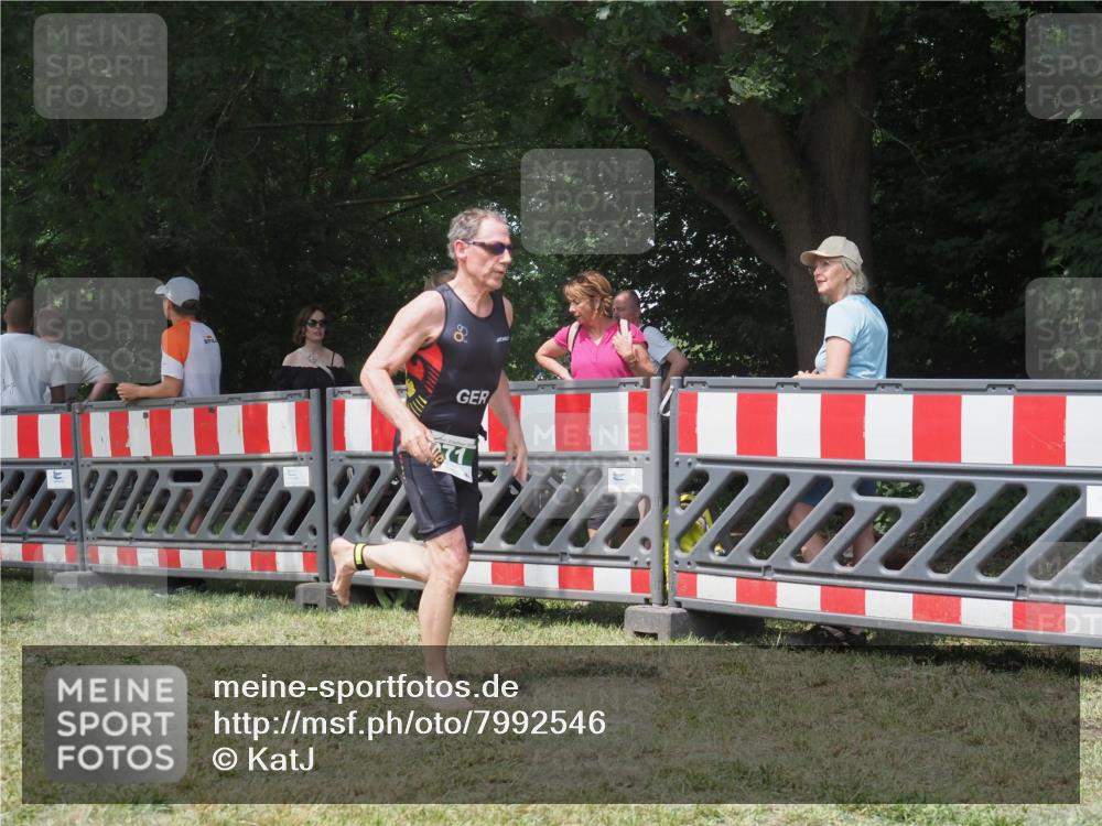 21.06.2025 - 27. Vierlanden-Triathlon KatJ http://msf.ph/oto/7992546 15.06.2025 12:30:43 Ziel 871 meine-sportfotos.de