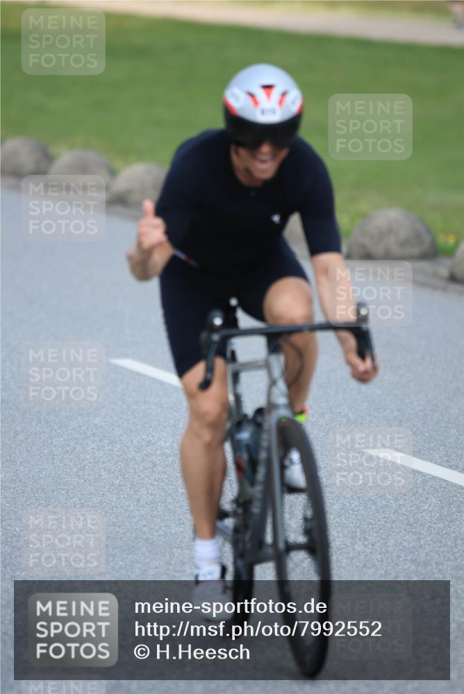 21.06.2025 - 27. Vierlanden-Triathlon H.Heesch http://msf.ph/oto/7992552 15.06.2025 12:02:45 Radfahren 815, 834, 888, 965 meine-sportfotos.de