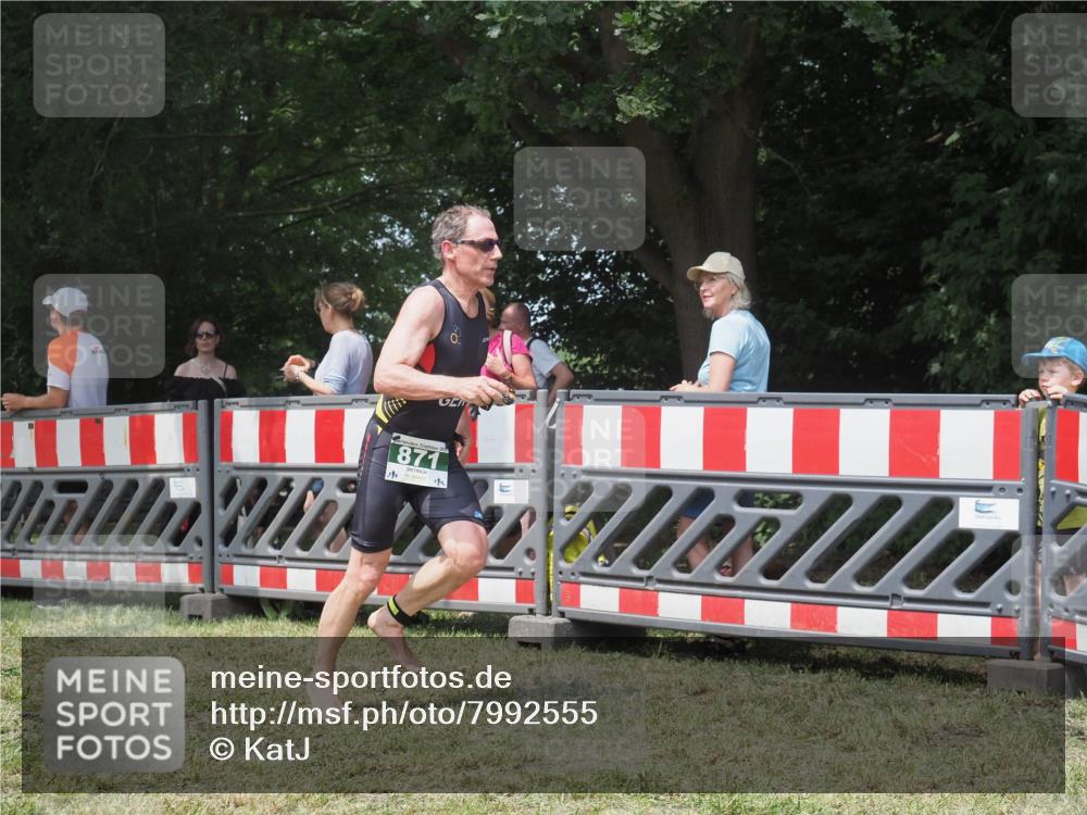 21.06.2025 - 27. Vierlanden-Triathlon KatJ http://msf.ph/oto/7992555 15.06.2025 12:30:43 Ziel 871 meine-sportfotos.de