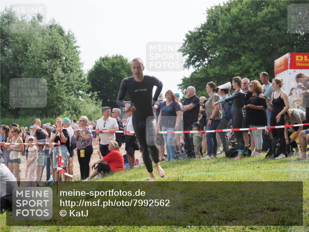 15.06.2025 - 27. Vierlanden-Triathlon KatJ http://msf.ph/oto/7992562 15.06.2025 09:53:11 Schwimmen 265, 328 meine-sportfotos.de