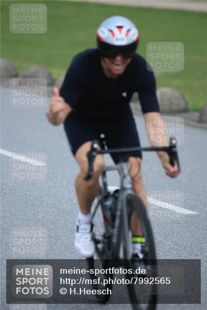 21.06.2025 - 27. Vierlanden-Triathlon H.Heesch http://msf.ph/oto/7992565 15.06.2025 12:02:45 Radfahren 815, 834, 888, 965 meine-sportfotos.de