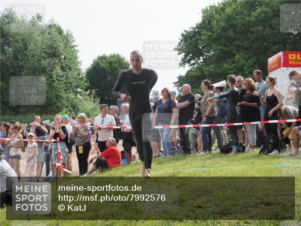 15.06.2025 - 27. Vierlanden-Triathlon KatJ http://msf.ph/oto/7992576 15.06.2025 09:53:11 Schwimmen 265, 328 meine-sportfotos.de
