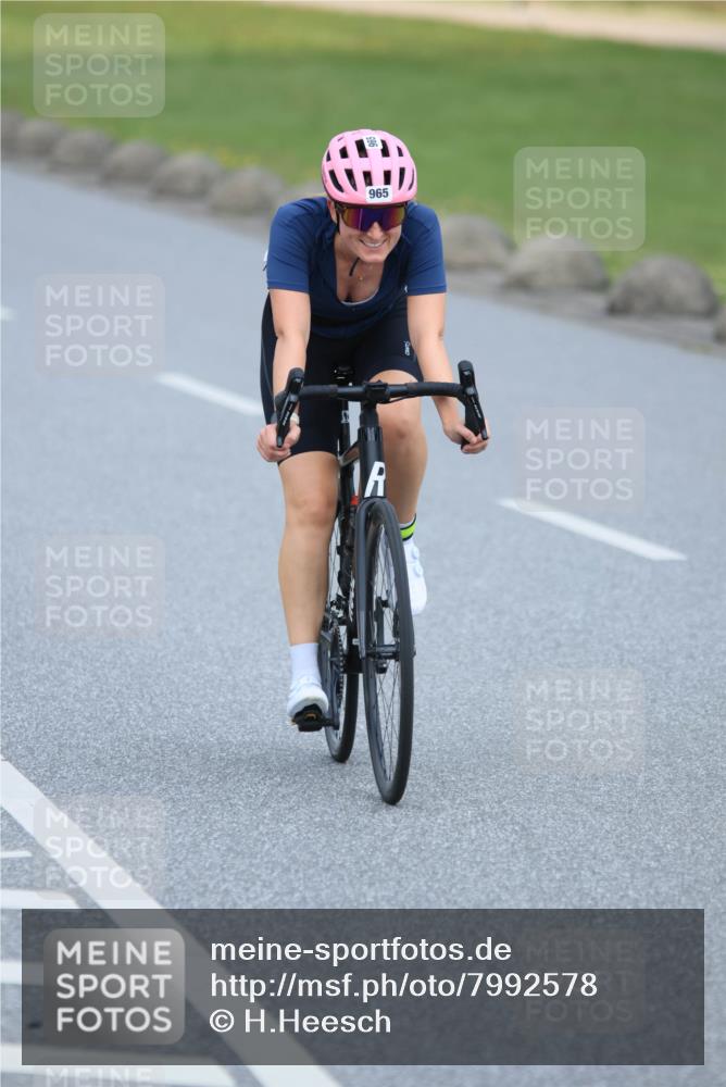 21.06.2025 - 27. Vierlanden-Triathlon H.Heesch http://msf.ph/oto/7992578 15.06.2025 12:02:47 Radfahren 815, 834, 888, 965, 984, 986, 988 meine-sportfotos.de