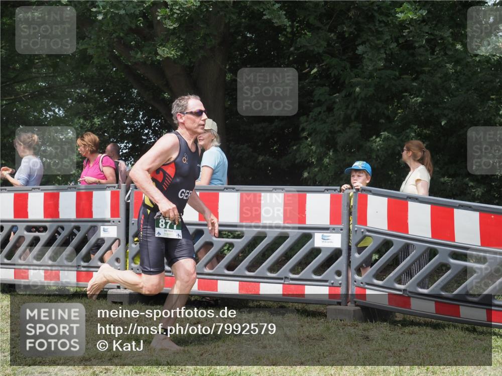 21.06.2025 - 27. Vierlanden-Triathlon KatJ http://msf.ph/oto/7992579 15.06.2025 12:30:44 Ziel 871 meine-sportfotos.de