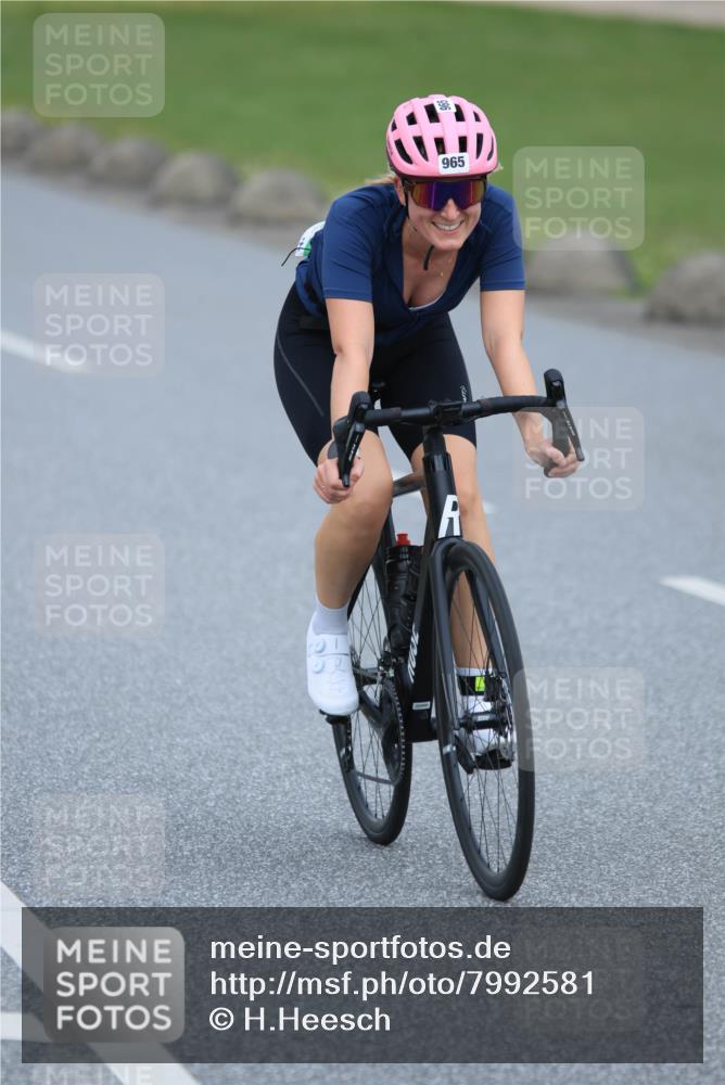 21.06.2025 - 27. Vierlanden-Triathlon H.Heesch http://msf.ph/oto/7992581 15.06.2025 12:02:47 Radfahren 815, 834, 888, 965, 984, 986, 988 meine-sportfotos.de