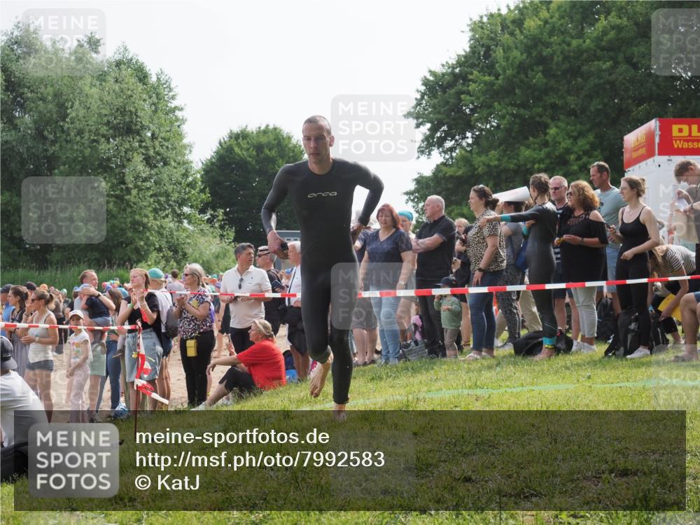 15.06.2025 - 27. Vierlanden-Triathlon KatJ http://msf.ph/oto/7992583 15.06.2025 09:53:11 Schwimmen 265, 328 meine-sportfotos.de