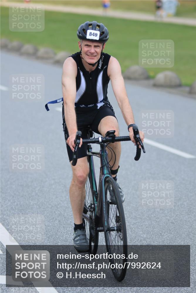 21.06.2025 - 27. Vierlanden-Triathlon H.Heesch http://msf.ph/oto/7992624 15.06.2025 12:03:20 Radfahren 651, 849, 885 meine-sportfotos.de