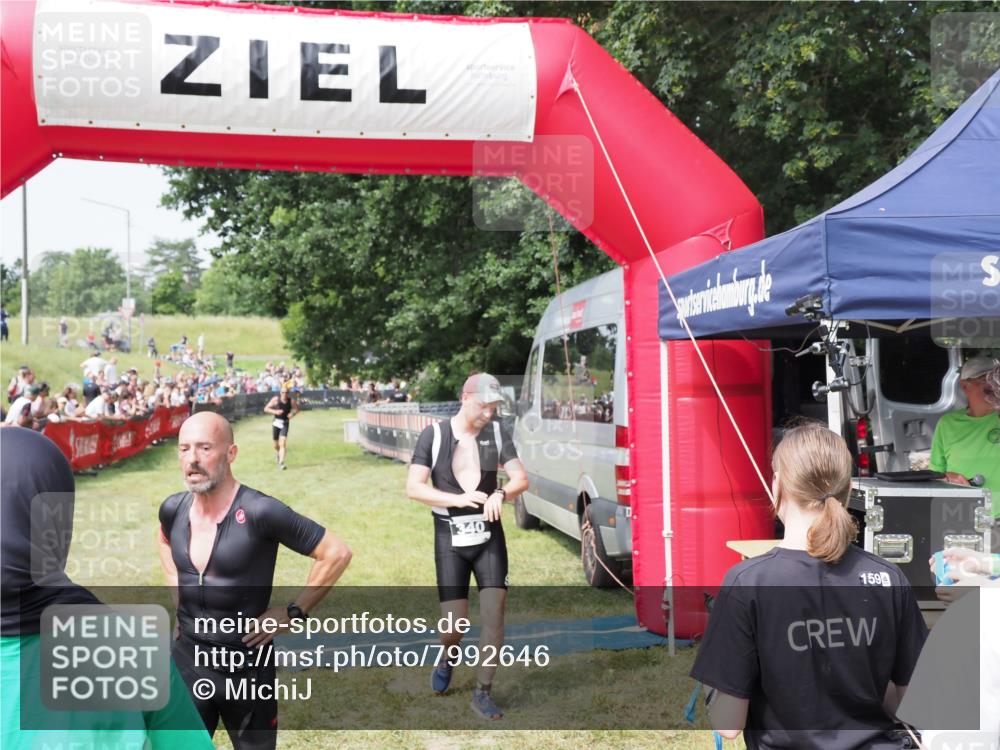 21.06.2025 - 27. Vierlanden-Triathlon MichiJ http://msf.ph/oto/7992646 15.06.2026 11:15:21 Ziel 340, 383 meine-sportfotos.de