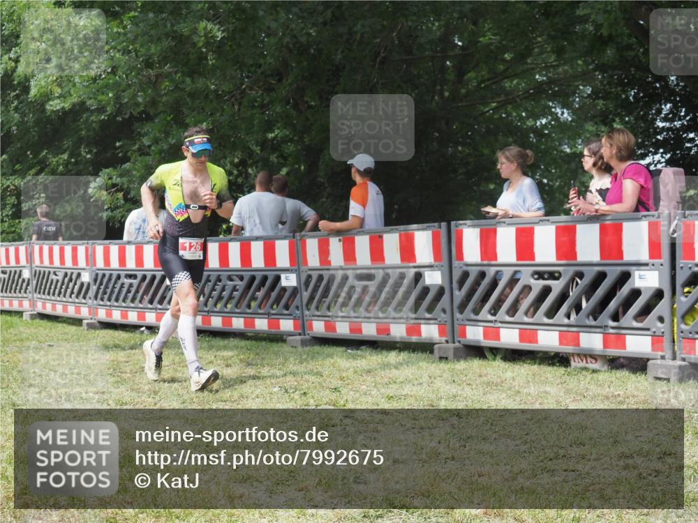 21.06.2025 - 27. Vierlanden-Triathlon KatJ http://msf.ph/oto/7992675 15.06.2025 12:30:55 Ziel 126 meine-sportfotos.de