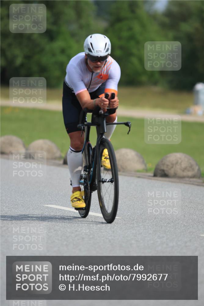 15.06.2025 - 27. Vierlanden-Triathlon H.Heesch http://msf.ph/oto/7992677 15.06.2025 10:17:54 Radfahren 171, 247, 403 meine-sportfotos.de