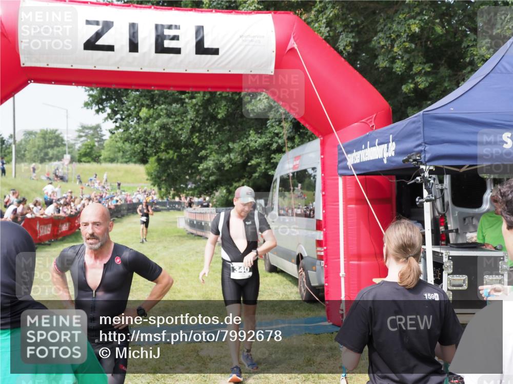 21.06.2025 - 27. Vierlanden-Triathlon MichiJ http://msf.ph/oto/7992678 15.06.2026 11:15:21 Ziel 340, 383 meine-sportfotos.de