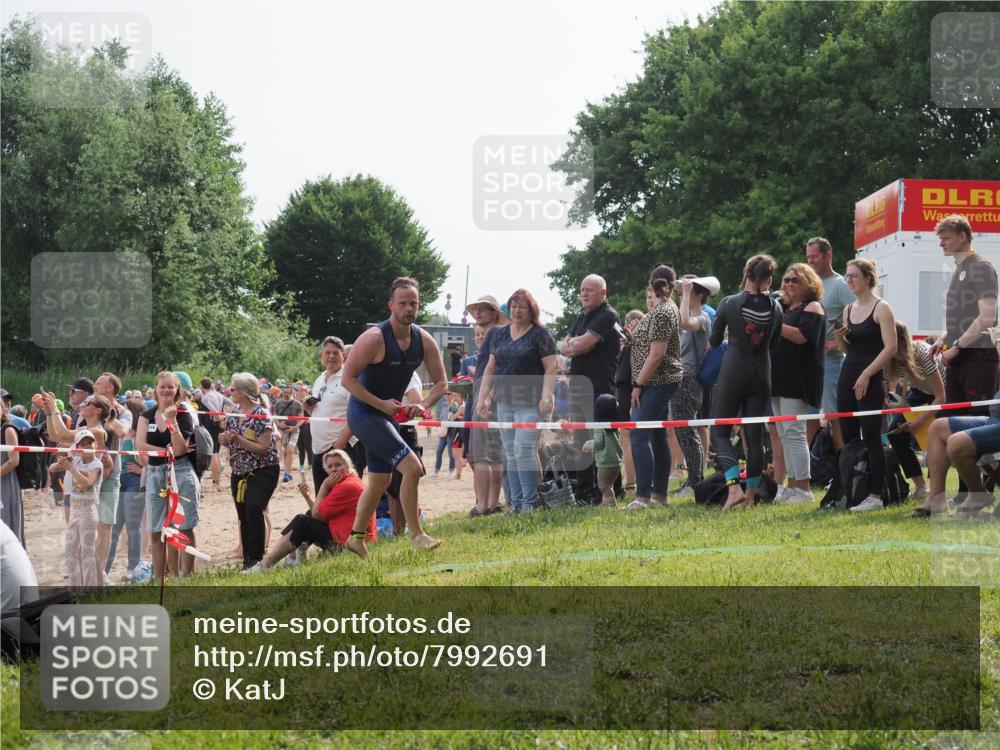 15.06.2025 - 27. Vierlanden-Triathlon KatJ http://msf.ph/oto/7992691 15.06.2025 09:53:25 Schwimmen 304 meine-sportfotos.de
