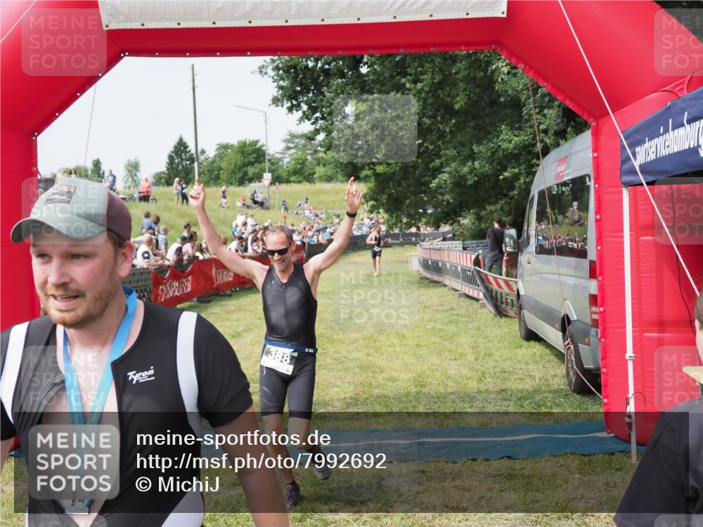 21.06.2025 - 27. Vierlanden-Triathlon MichiJ http://msf.ph/oto/7992692 15.06.2026 11:15:27 Ziel 340, 388 meine-sportfotos.de