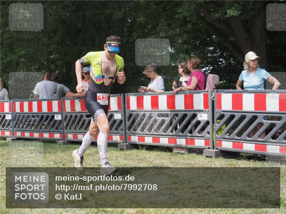 21.06.2025 - 27. Vierlanden-Triathlon KatJ http://msf.ph/oto/7992708 15.06.2025 12:30:56 Ziel 126 meine-sportfotos.de