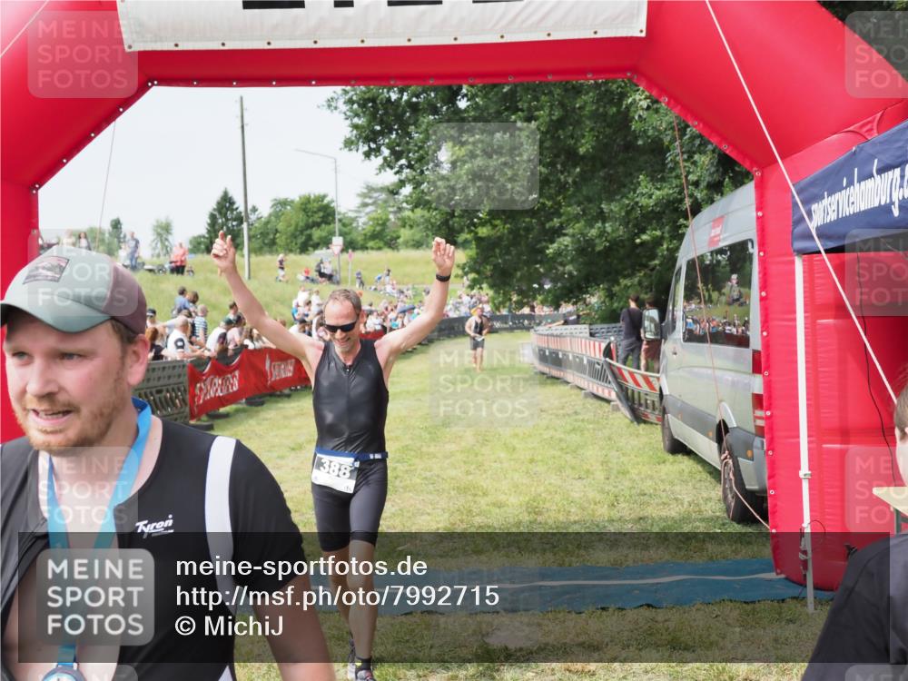 21.06.2025 - 27. Vierlanden-Triathlon MichiJ http://msf.ph/oto/7992715 15.06.2026 11:15:27 Ziel 340, 388 meine-sportfotos.de