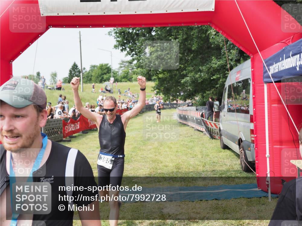 21.06.2025 - 27. Vierlanden-Triathlon MichiJ http://msf.ph/oto/7992728 15.06.2026 11:15:27 Ziel 340, 388 meine-sportfotos.de