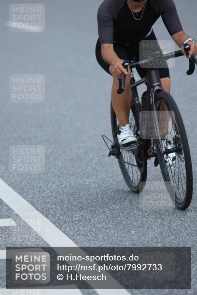 21.06.2025 - 27. Vierlanden-Triathlon H.Heesch http://msf.ph/oto/7992733 15.06.2025 12:03:28 Radfahren 885, 911, 917 meine-sportfotos.de