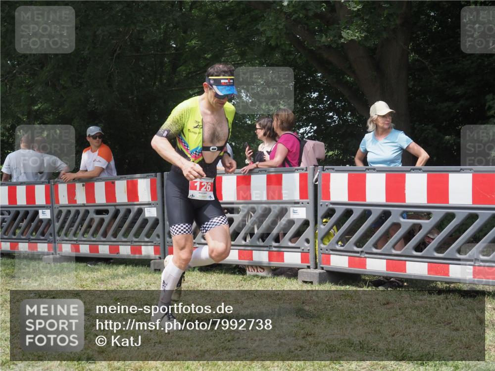 21.06.2025 - 27. Vierlanden-Triathlon KatJ http://msf.ph/oto/7992738 15.06.2025 12:30:56 Ziel 126 meine-sportfotos.de