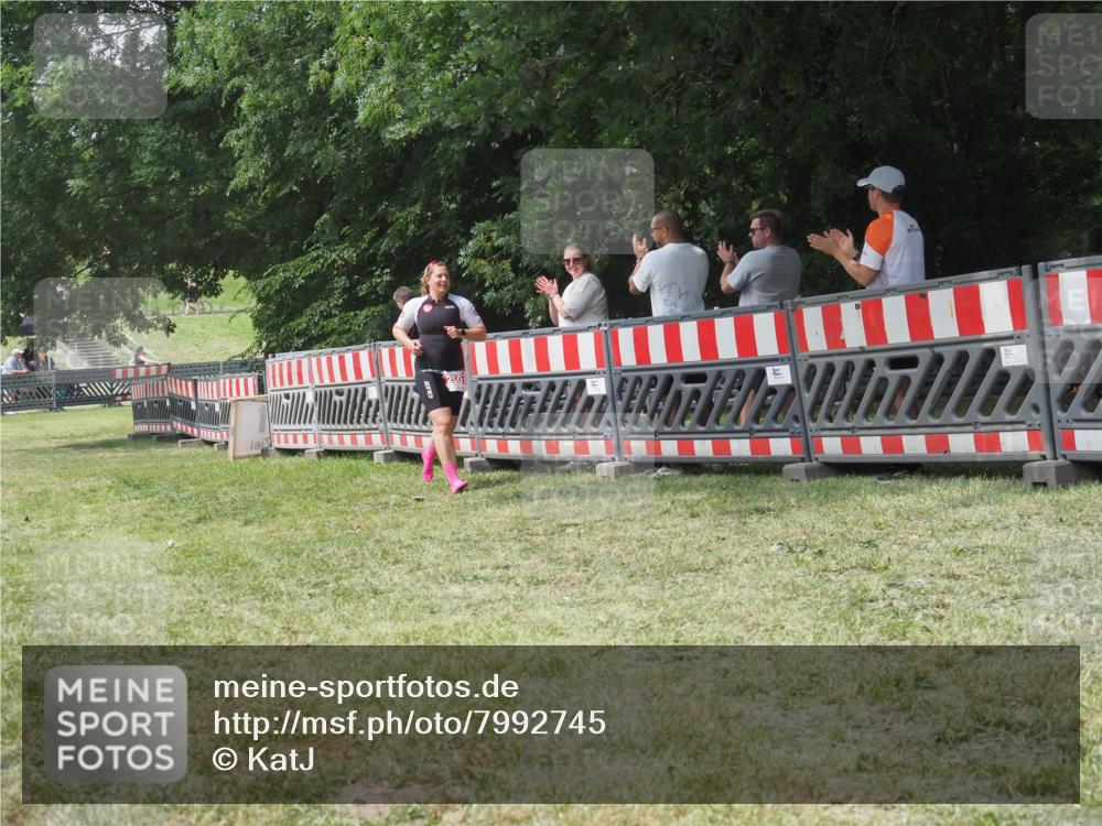 21.06.2025 - 27. Vierlanden-Triathlon KatJ http://msf.ph/oto/7992745 15.06.2025 12:31:36 Ziel 250 meine-sportfotos.de