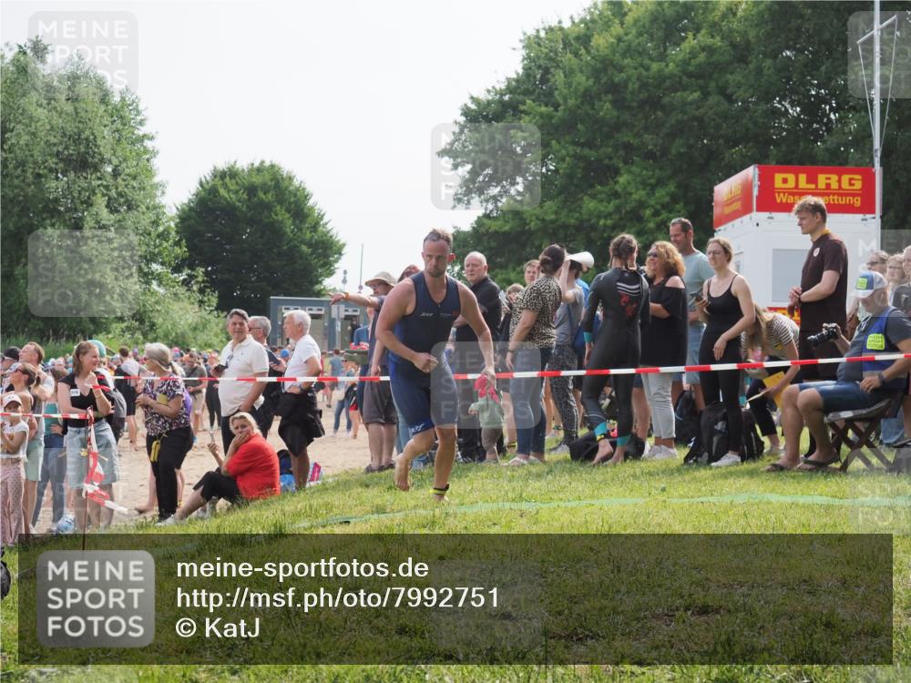 15.06.2025 - 27. Vierlanden-Triathlon KatJ http://msf.ph/oto/7992751 15.06.2025 09:53:26 Schwimmen 304 meine-sportfotos.de