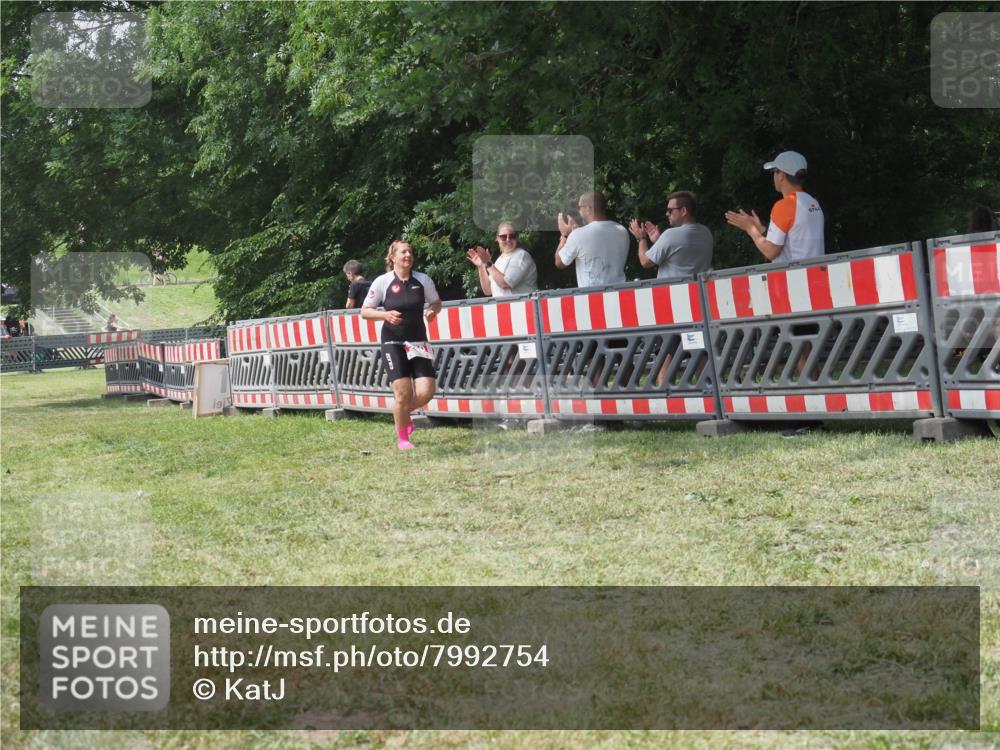 21.06.2025 - 27. Vierlanden-Triathlon KatJ http://msf.ph/oto/7992754 15.06.2025 12:31:36 Ziel 250 meine-sportfotos.de