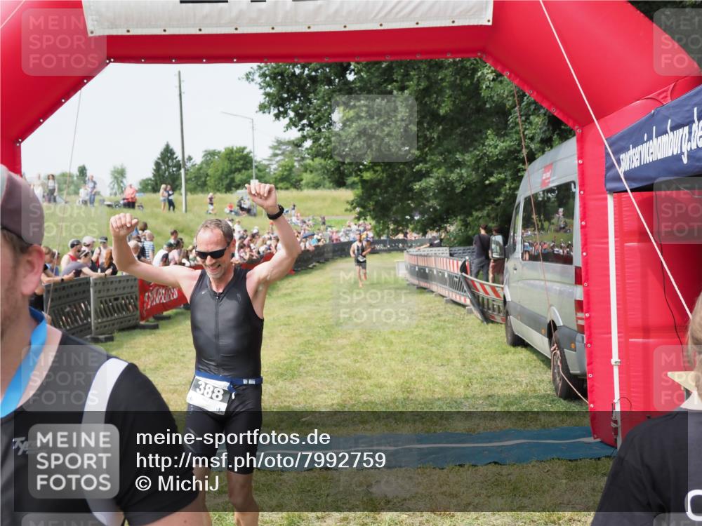 21.06.2025 - 27. Vierlanden-Triathlon MichiJ http://msf.ph/oto/7992759 15.06.2026 11:15:27 Ziel 340, 388 meine-sportfotos.de