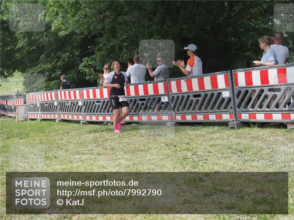21.06.2025 - 27. Vierlanden-Triathlon KatJ http://msf.ph/oto/7992790 15.06.2025 12:31:37 Ziel 250 meine-sportfotos.de