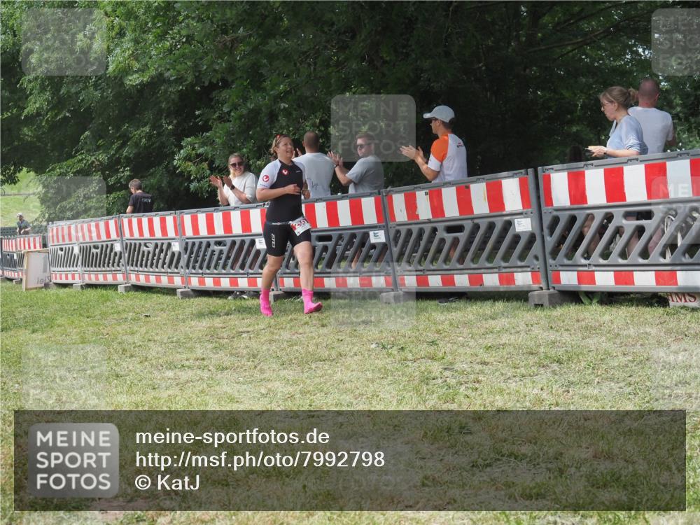 21.06.2025 - 27. Vierlanden-Triathlon KatJ http://msf.ph/oto/7992798 15.06.2025 12:31:37 Ziel 250 meine-sportfotos.de