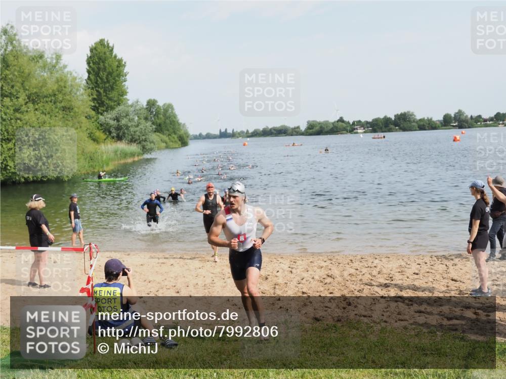 21.06.2025 - 27. Vierlanden-Triathlon MichiJ http://msf.ph/oto/7992806 15.06.2026 09:55:12 Schwimmen 299, 306, 311, 326 meine-sportfotos.de