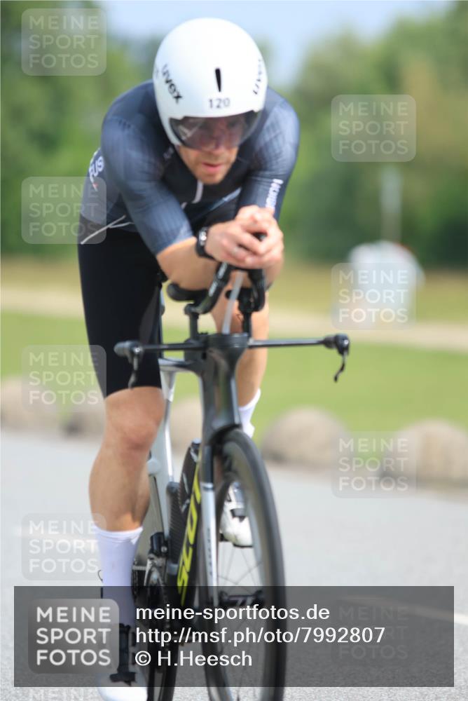 15.06.2025 - 27. Vierlanden-Triathlon H.Heesch http://msf.ph/oto/7992807 15.06.2025 10:18:48 Radfahren 120, 144 meine-sportfotos.de