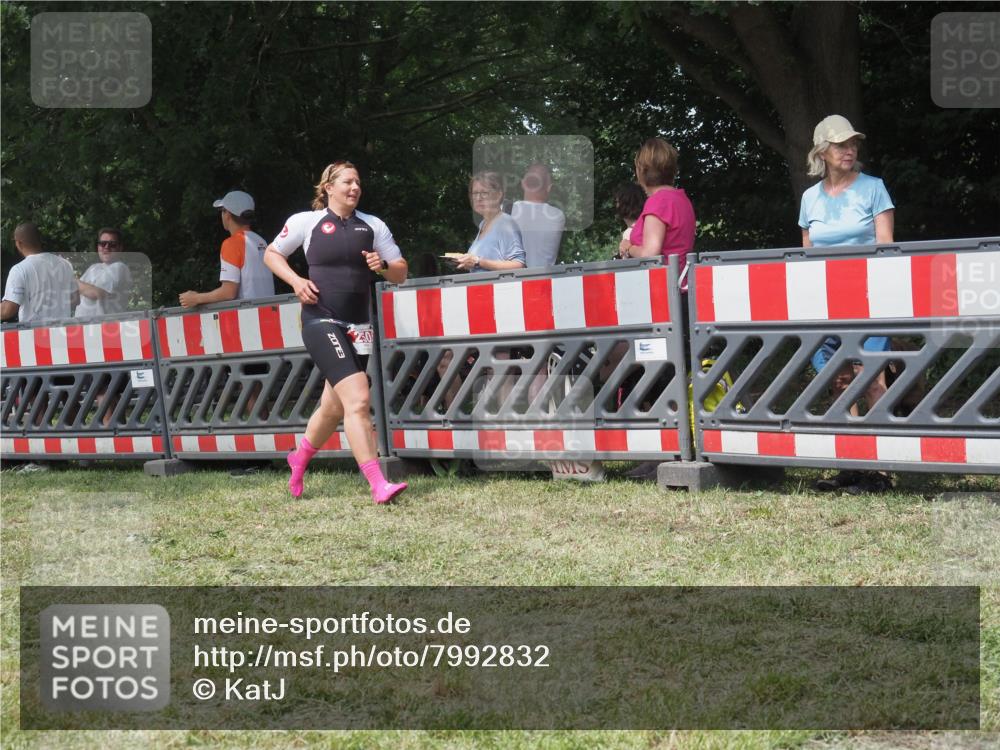 21.06.2025 - 27. Vierlanden-Triathlon KatJ http://msf.ph/oto/7992832 15.06.2025 12:31:38 Ziel 250 meine-sportfotos.de