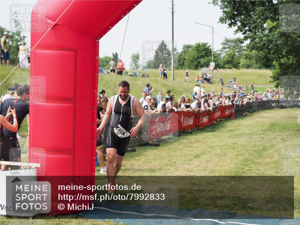 21.06.2025 - 27. Vierlanden-Triathlon MichiJ http://msf.ph/oto/7992833 15.06.2026 11:15:34 Ziel 425 meine-sportfotos.de