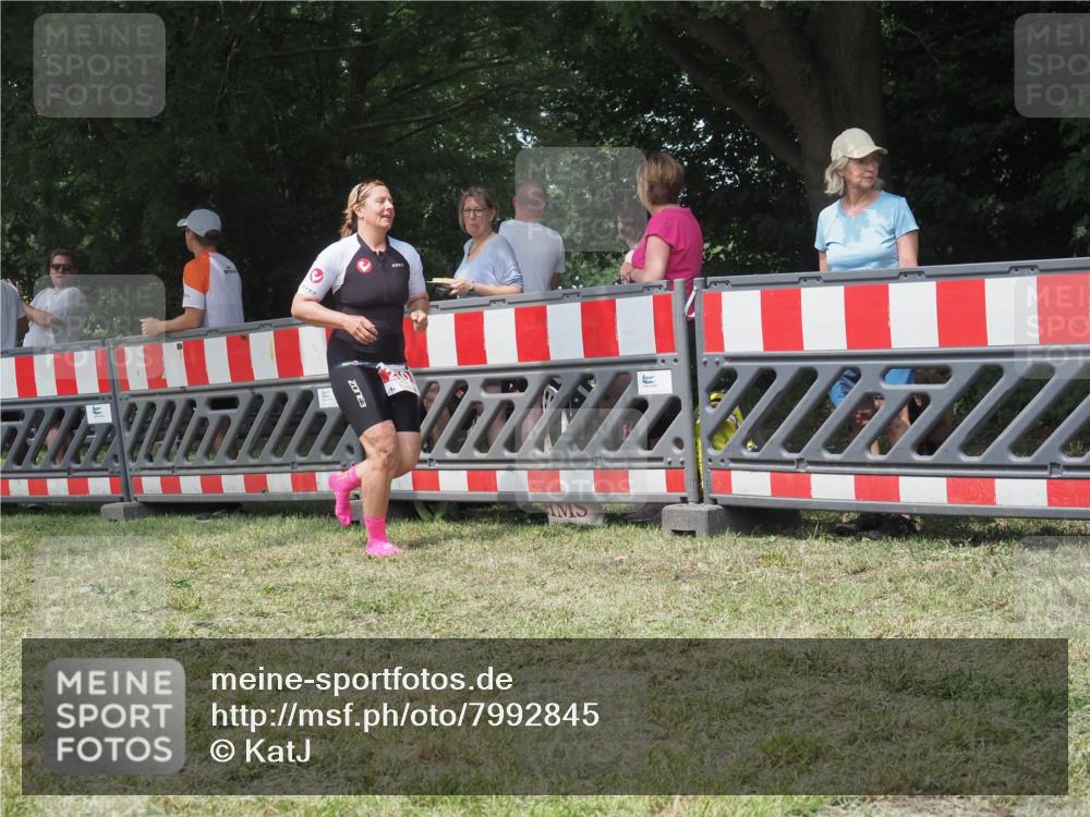 21.06.2025 - 27. Vierlanden-Triathlon KatJ http://msf.ph/oto/7992845 15.06.2025 12:31:38 Ziel 250 meine-sportfotos.de
