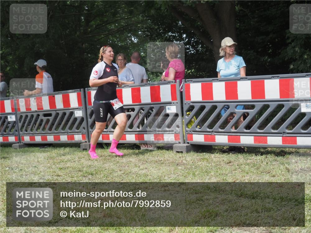 21.06.2025 - 27. Vierlanden-Triathlon KatJ http://msf.ph/oto/7992859 15.06.2025 12:31:38 Ziel 250 meine-sportfotos.de