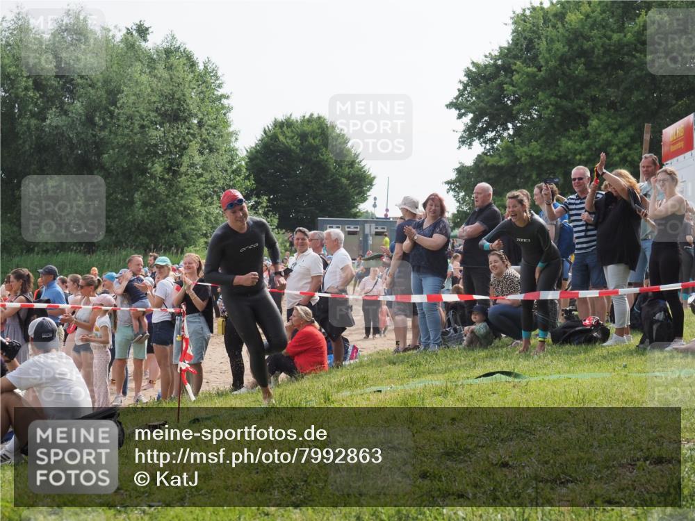 15.06.2025 - 27. Vierlanden-Triathlon KatJ http://msf.ph/oto/7992863 15.06.2025 09:54:00 Schwimmen 307 meine-sportfotos.de