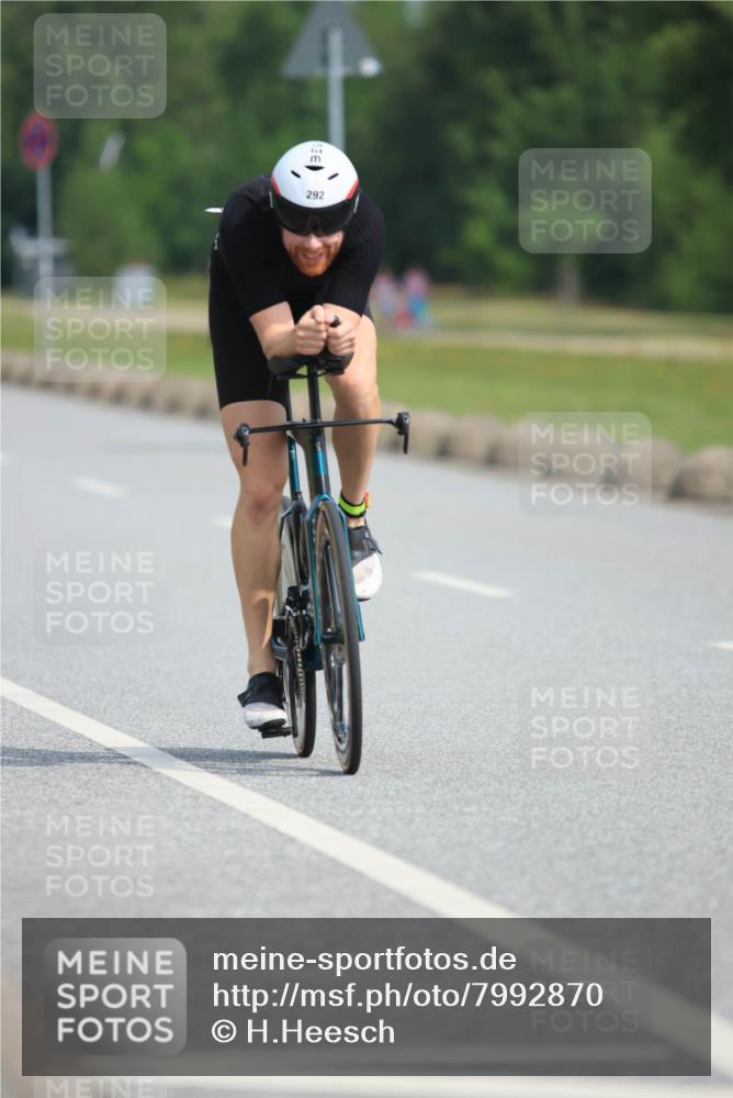 15.06.2025 - 27. Vierlanden-Triathlon H.Heesch http://msf.ph/oto/7992870 15.06.2025 10:19:39 Radfahren 4, 8, 292 meine-sportfotos.de