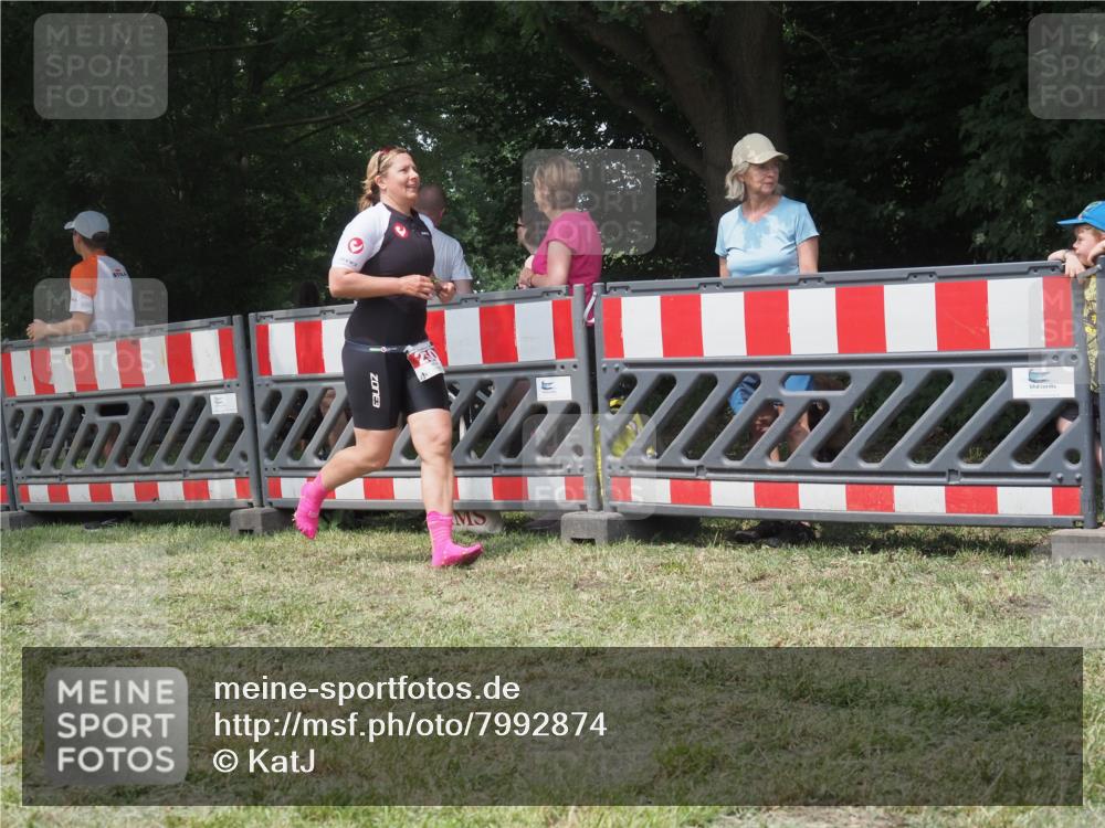 21.06.2025 - 27. Vierlanden-Triathlon KatJ http://msf.ph/oto/7992874 15.06.2025 12:31:38 Ziel 250 meine-sportfotos.de