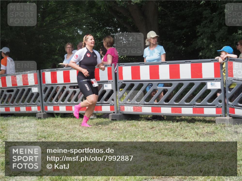 21.06.2025 - 27. Vierlanden-Triathlon KatJ http://msf.ph/oto/7992887 15.06.2025 12:31:39 Ziel 250 meine-sportfotos.de