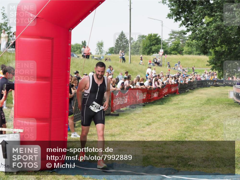 21.06.2025 - 27. Vierlanden-Triathlon MichiJ http://msf.ph/oto/7992889 15.06.2026 11:15:35 Ziel 425 meine-sportfotos.de