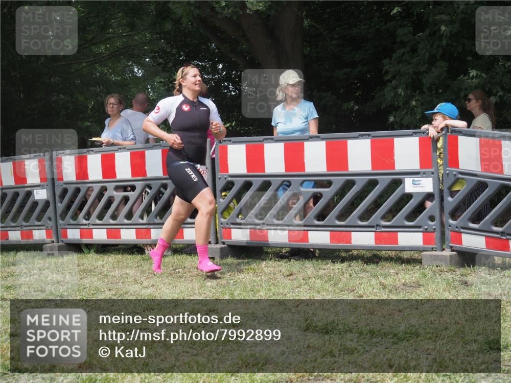 21.06.2025 - 27. Vierlanden-Triathlon KatJ http://msf.ph/oto/7992899 15.06.2025 12:31:39 Ziel 250 meine-sportfotos.de