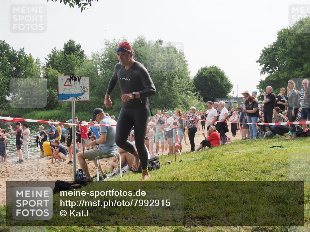 15.06.2025 - 27. Vierlanden-Triathlon KatJ http://msf.ph/oto/7992915 15.06.2025 09:54:02 Schwimmen 267, 307 meine-sportfotos.de