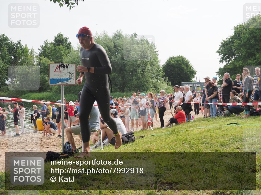 15.06.2025 - 27. Vierlanden-Triathlon KatJ http://msf.ph/oto/7992918 15.06.2025 09:54:02 Schwimmen 267, 307 meine-sportfotos.de