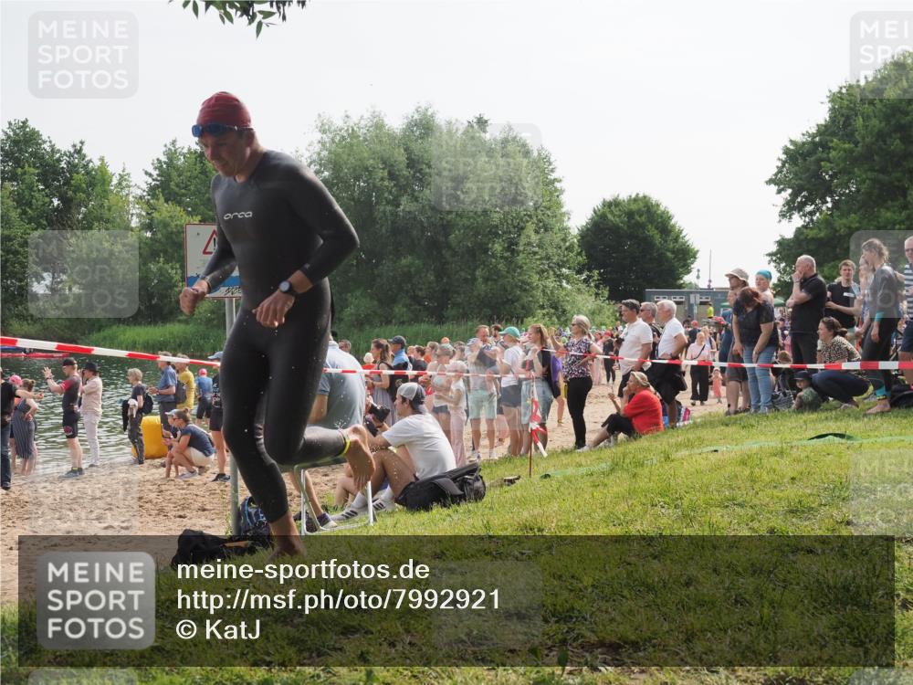 15.06.2025 - 27. Vierlanden-Triathlon KatJ http://msf.ph/oto/7992921 15.06.2025 09:54:02 Schwimmen 267, 307 meine-sportfotos.de