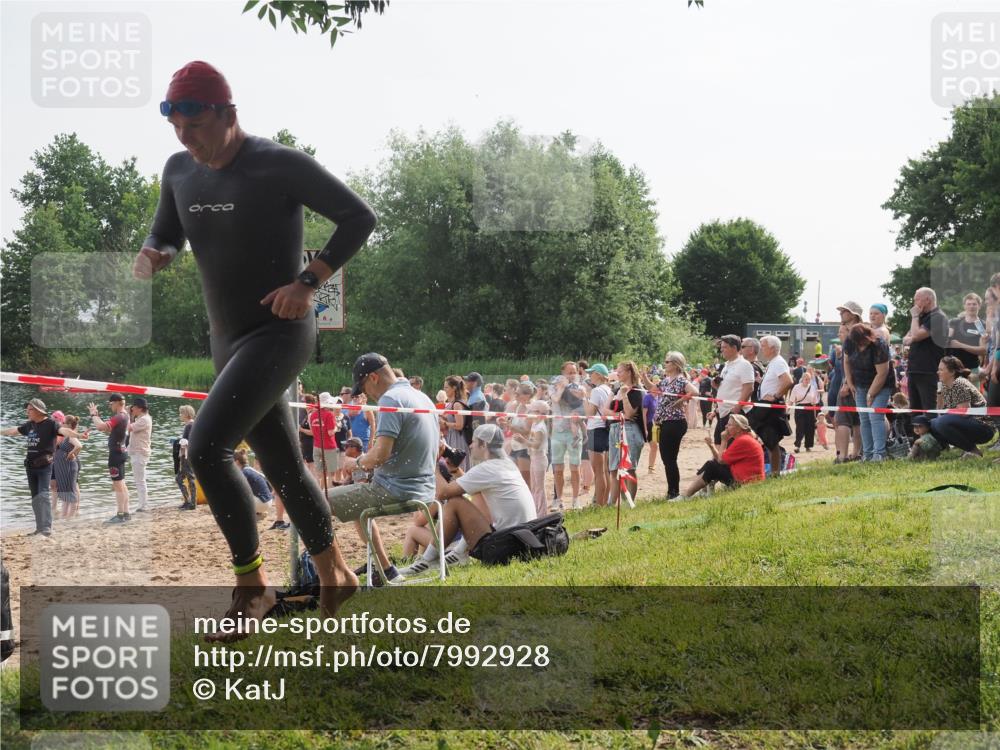 15.06.2025 - 27. Vierlanden-Triathlon KatJ http://msf.ph/oto/7992928 15.06.2025 09:54:02 Schwimmen 267, 307 meine-sportfotos.de