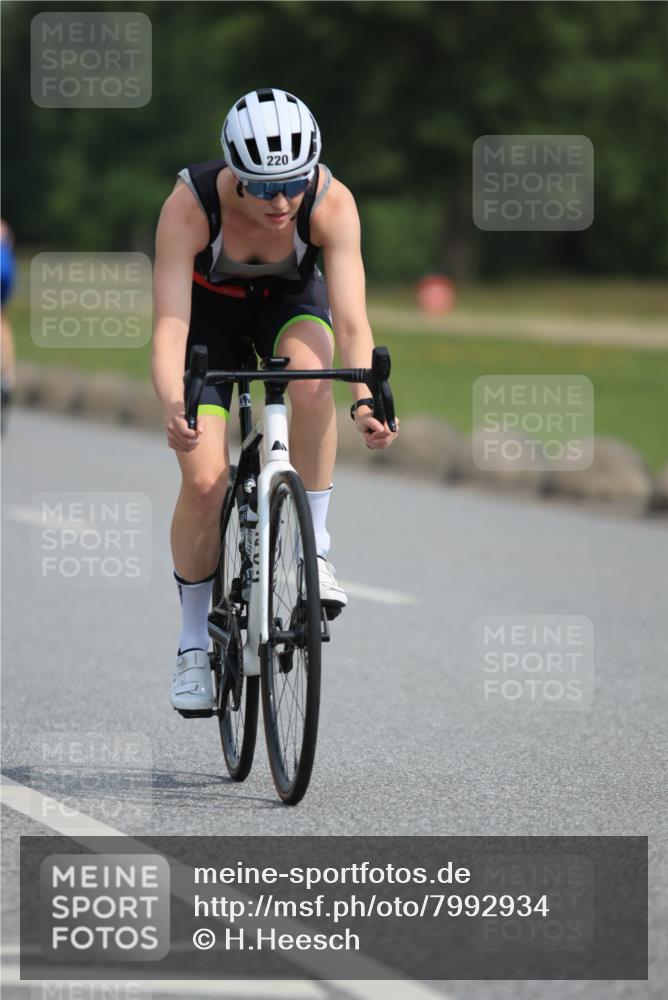 15.06.2025 - 27. Vierlanden-Triathlon H.Heesch http://msf.ph/oto/7992934 15.06.2025 10:20:23 Radfahren 90, 220 meine-sportfotos.de