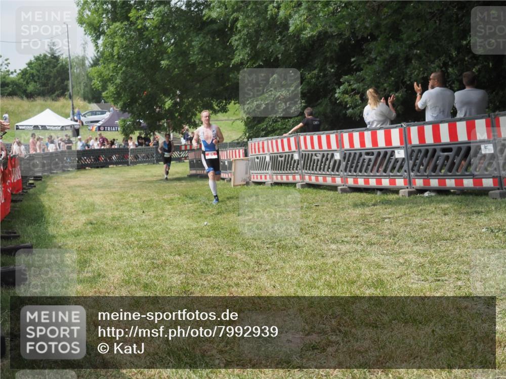 21.06.2025 - 27. Vierlanden-Triathlon KatJ http://msf.ph/oto/7992939 15.06.2025 12:33:30 Ziel 85 meine-sportfotos.de