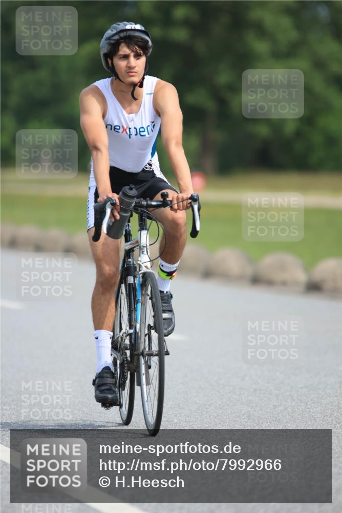 15.06.2025 - 27. Vierlanden-Triathlon H.Heesch http://msf.ph/oto/7992966 15.06.2025 10:20:31 Radfahren 71, 181, 182, 227, 513 meine-sportfotos.de